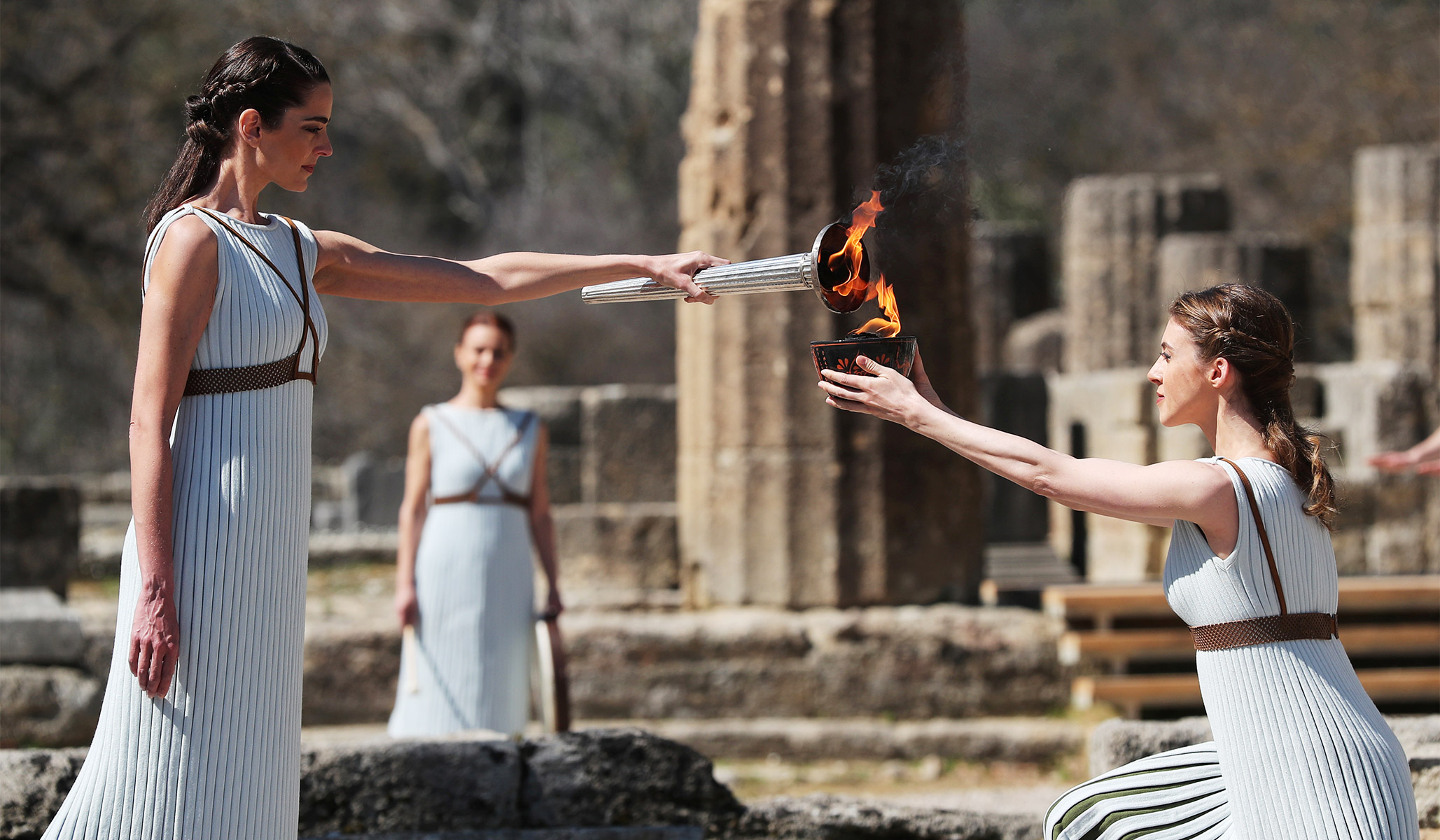 Первые современные игры в греции. Зажжение олимпийского огня в Греции. Зажжение олимпийского огня в древней Греции. Олимпия зажжение огня. Зажжение олимпийского огня в Олимпии.