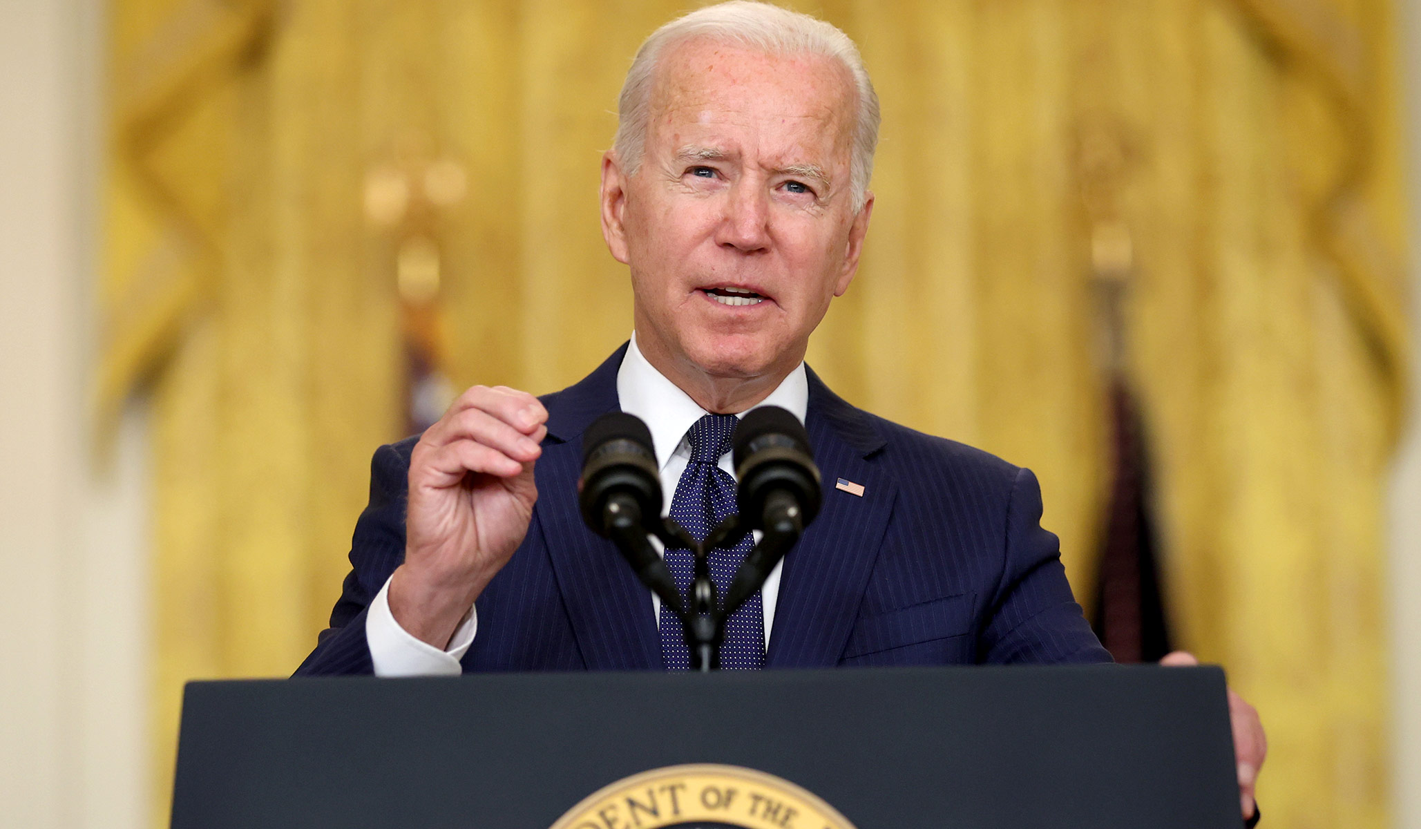 Biden Vows to 'Hunt Down' Terrorists Behind Kabul Bombings, Says Evacuation Will Continue